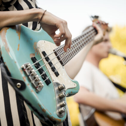 Foto einer E-Gitarre, die gerade gespielt wird