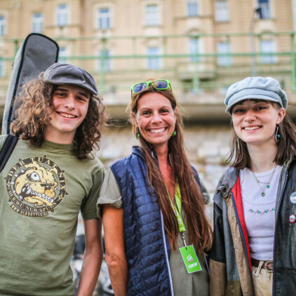Foto von drei jungen Menschen die lachen