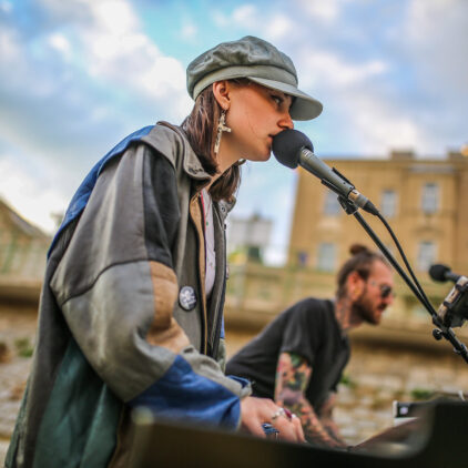 Foto einer jungen Sängerin beim Konzert