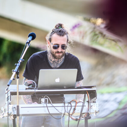 Foto eines Musikers beim Konzert