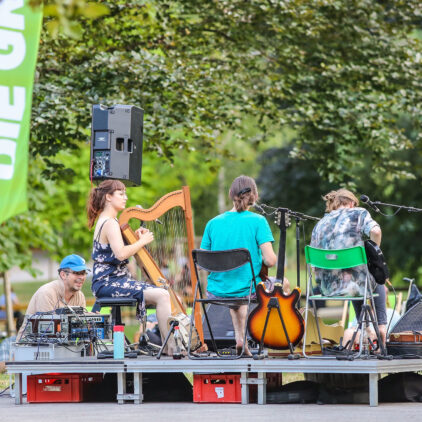 Eine Band auf einer Bühne im Stadtpark