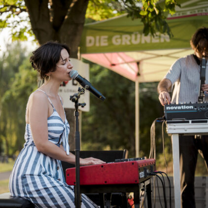 Foto einer Sängerin bei einem Konzert im Freien