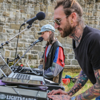 Foto von zwei Musiker:innen bei deinem Konzert