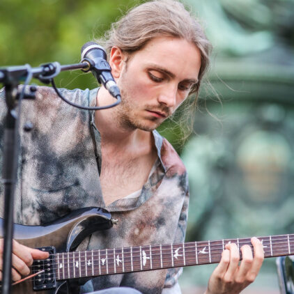Ein junger Mann spielt auf einer Gitarre