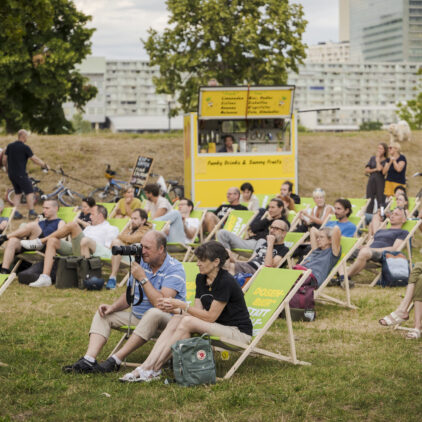 Publikum in Liegestühlen bei Musik am Fluss