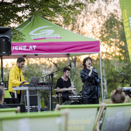 Foto einer Band, die bei Musik am Fluss auftritt