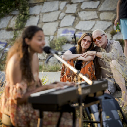 Foto eine Pärchens, das der Musik bei Musik am Fluss lauscht