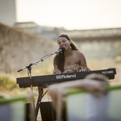 Foto einer jungen Sängerin am Keyboard