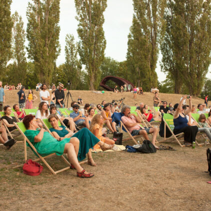 Publikum in Liegestühlen bei Musik am Fluss