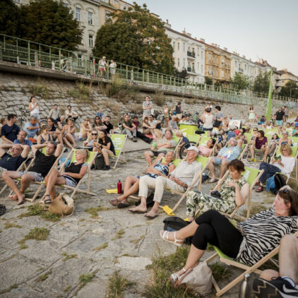 Foto von Publikum in Liegestühlen bei Musik am Fluss