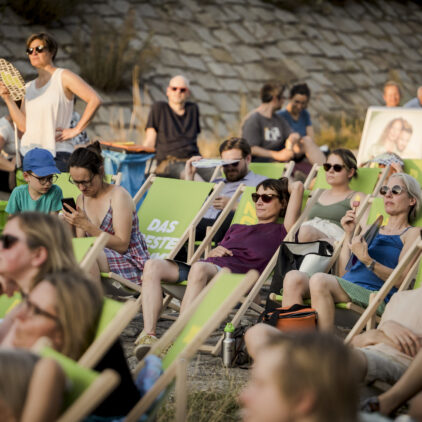 Publikum in Liegestühlen bei Musik am Fluss