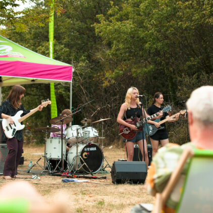 Foto einer Band, die bei Musik am Fluss auftritt