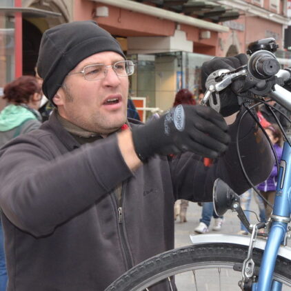 Foto eines Fahrradmechanikers, der gerade ein Rad repariert