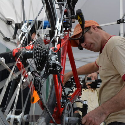 Foto eines Rades, das gerade repariert wird