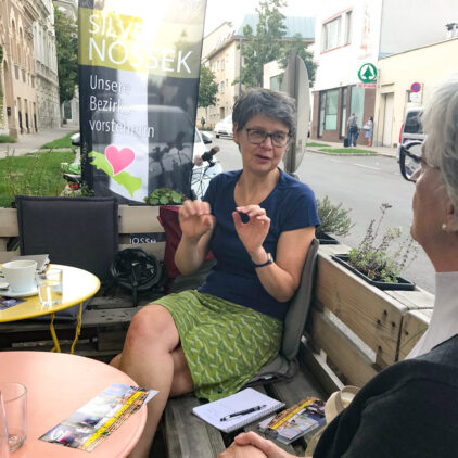 Foto von Silvia Nossek im Gespräch