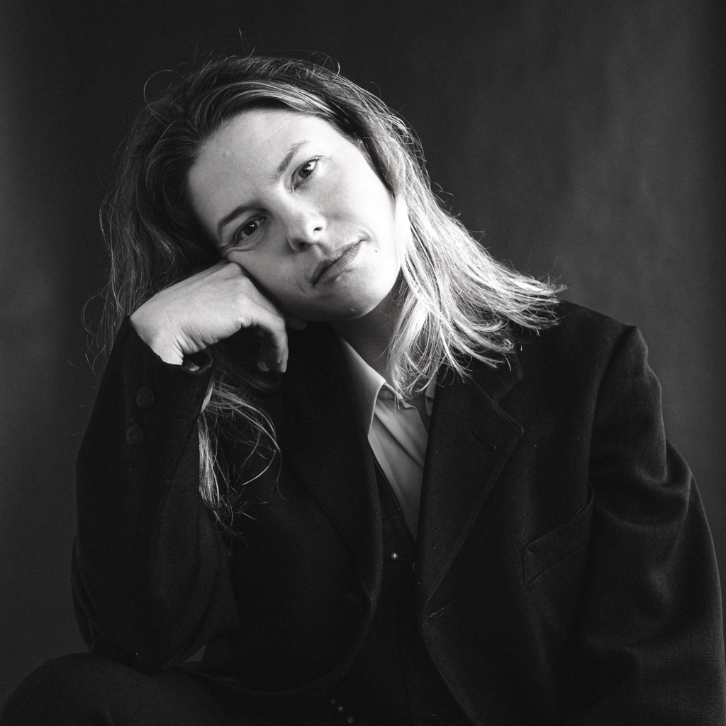 Porträtfoto der Sängerin Amelie Tobien in Schwarz-Weiß