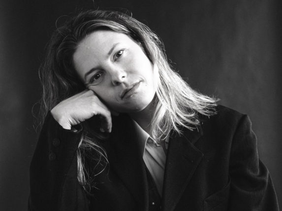 Porträtfoto der Sängerin Amelie Tobien in Schwarz-Weiß