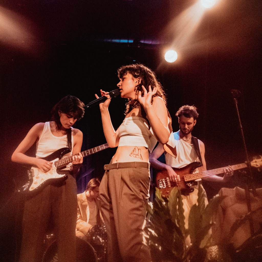 Foto der Band Aze bei einem Auftritt im Theater am Spittelberg