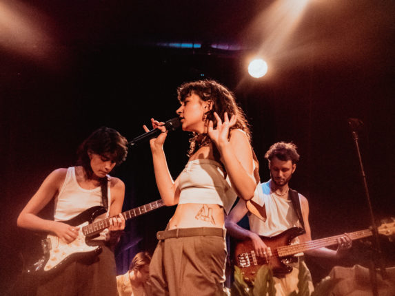 Foto der Band Aze bei einem Auftritt im Theater am Spittelberg