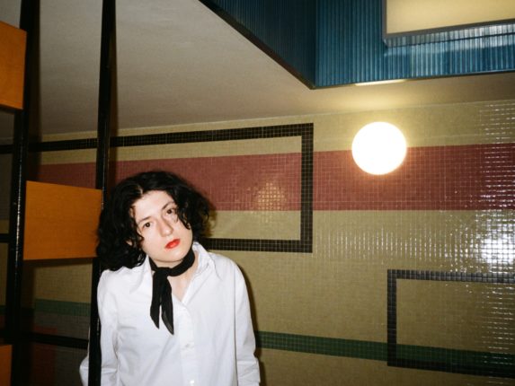 Porträtfoto der Sängerin Edna Million