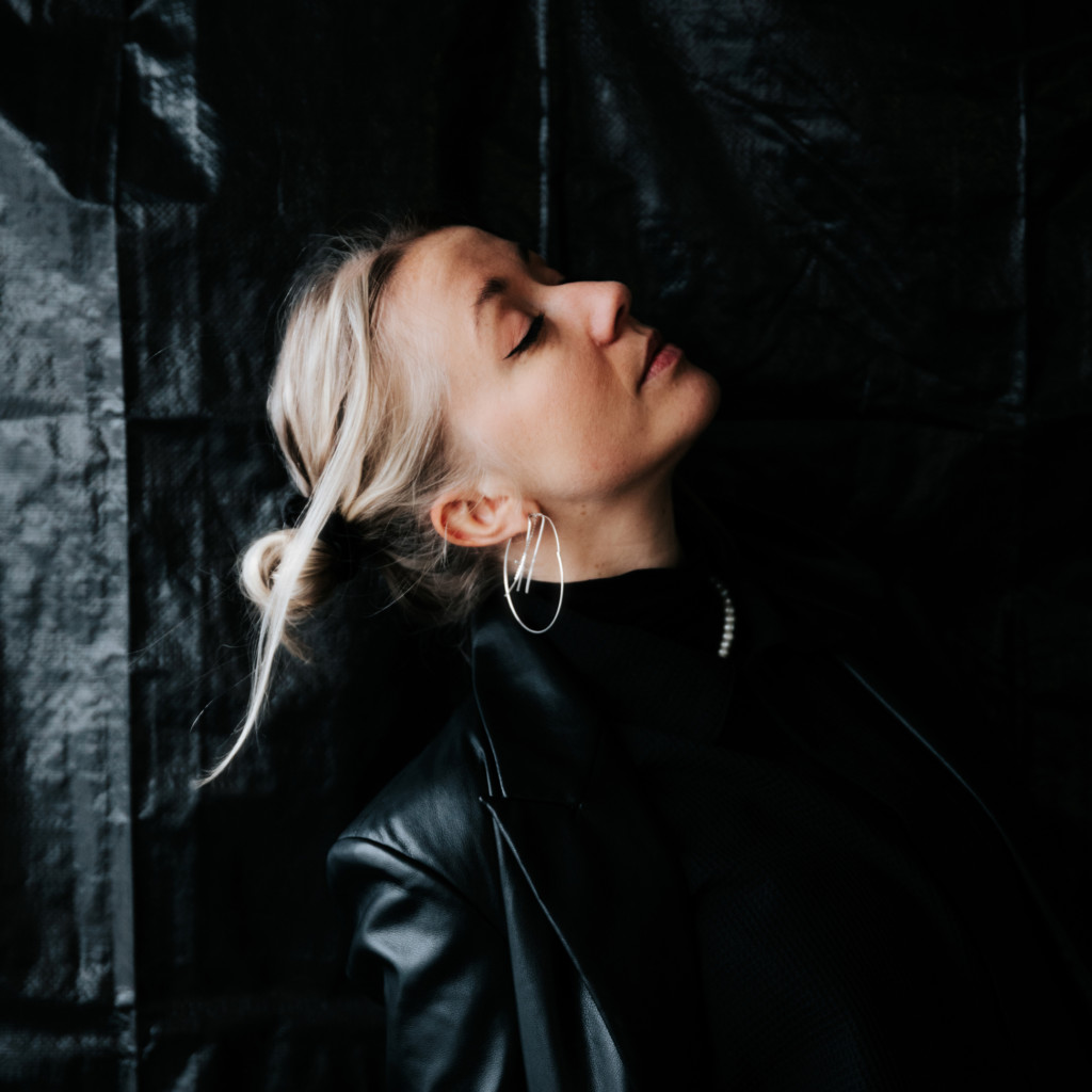 Foto der Sängerin Nnoa vor schwarzem Hintergrund