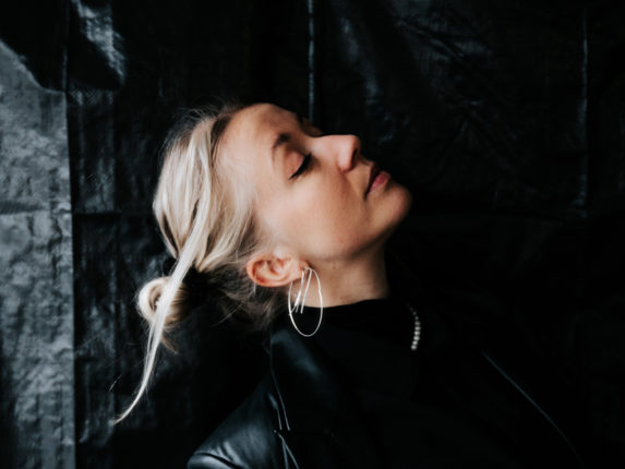 Foto der Sängerin Nnoa vor schwarzem Hintergrund