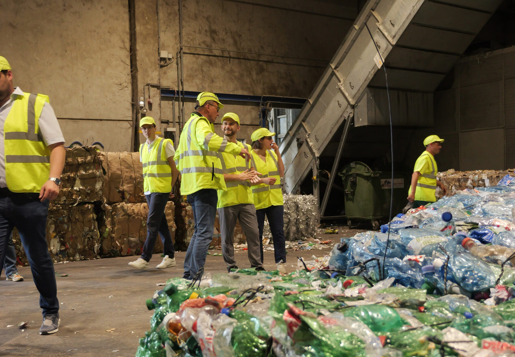 Foto beim Betriebsbesuch von Peter Kraus bei Brantner green solutions