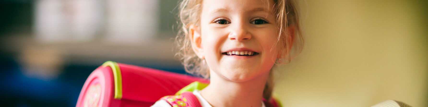 Ein Mädchen mit einer Schultüte