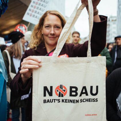 Judith Pühringer mit Nobau-Tasche