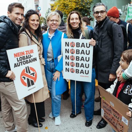 Auf der FFF Demo mit Judith Pühringer und weitere Nationalrät:innen.