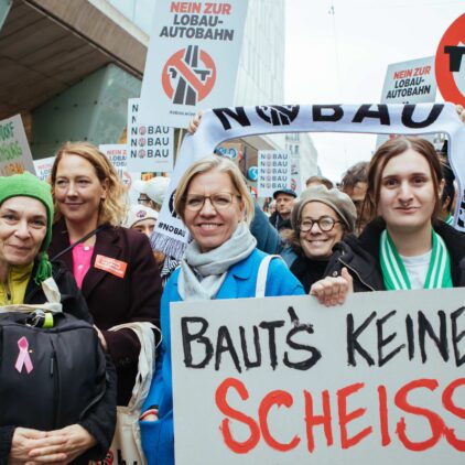 Auf der FFF-Demo im Oktober 2025 mit dem Nobau-Schildern, getragen von Leonore Gewessler und vielen anderen.