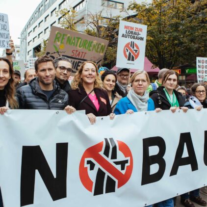 Auf der FFF-Demo im Oktober 2025 mit dem Nobau-Schildern, getragen von Leonore Gewessler, Judith Pühringer und vielen anderen.