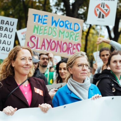 Auf der FFF-Demo im Oktober 2025 mit dem Nobau-Banner, getragen von Leonore Gewessler, Judith Pühringer und vielen anderen.