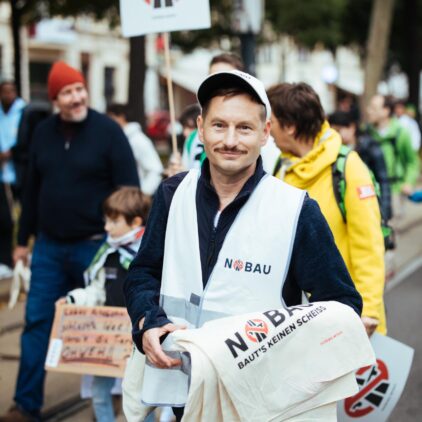 Auf der FFF Demo in Oktober 2025. Ein Aktivist mit Nobau Taschen